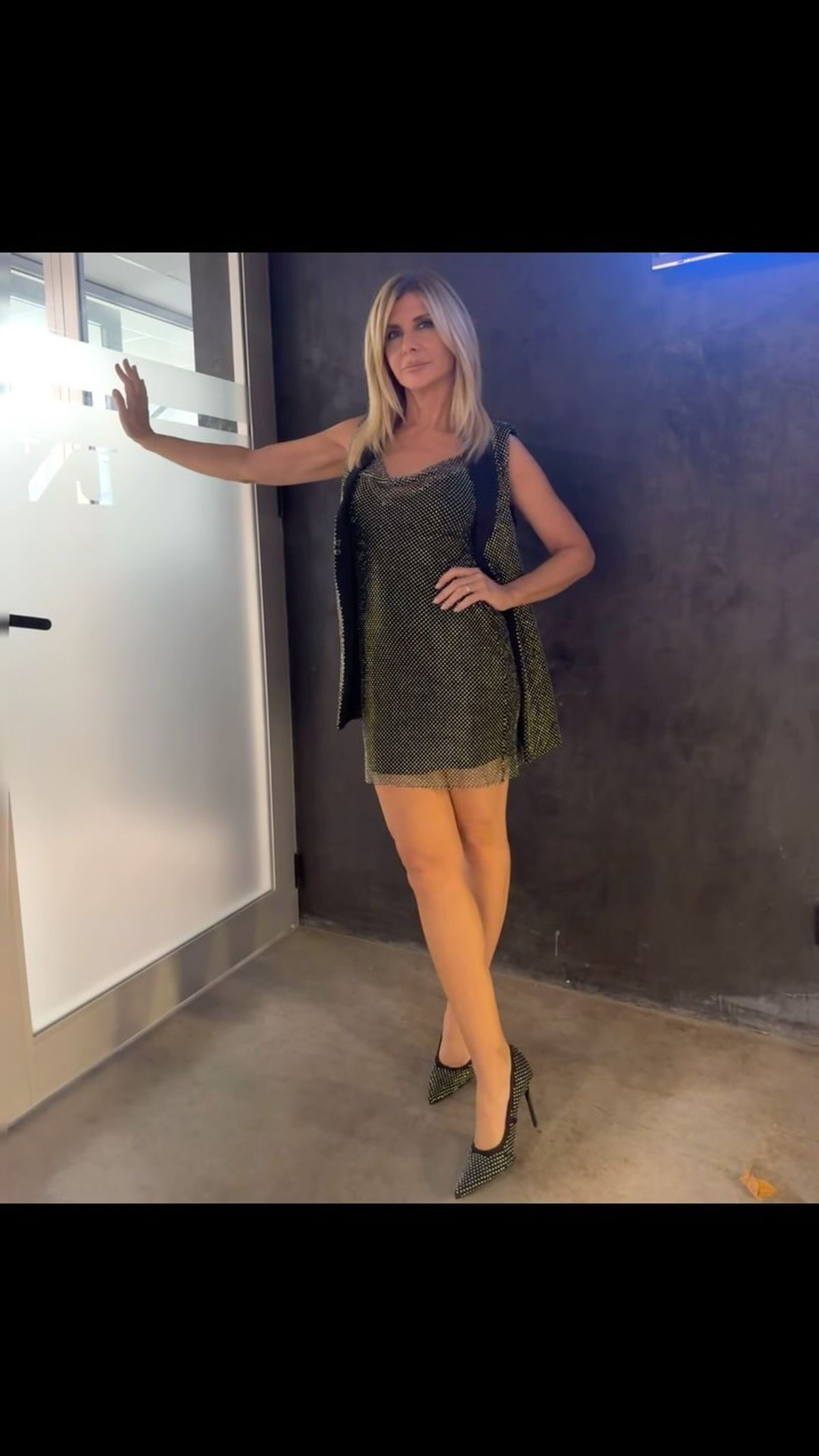 A sus 54 años, Débora Plager es la reina de las transparencias de red al ras y ultra shiny.