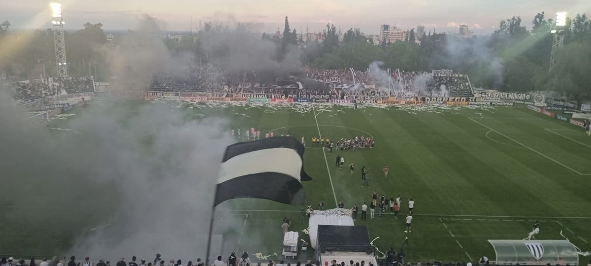 Una fiesta blanquinegra armaron los hinchas de Gimnasia y Esgrima. Una fiesta blanquinegra armaron los hinchas de Gimnasia y Esgrima.