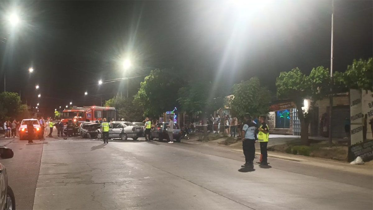 Ariel Aguirre, de 52 años, manejaba su Renault 18 por calle Urquiza de Maipú hacia el Sur. Se habría cruzado de carril e impactó de frente con otro auto. Ariel Aguirre, de 52 años, manejaba su Renault 18 por calle Urquiza de Maipú hacia el Sur. Se habría cruzado de carril e impactó de frente con otro auto.