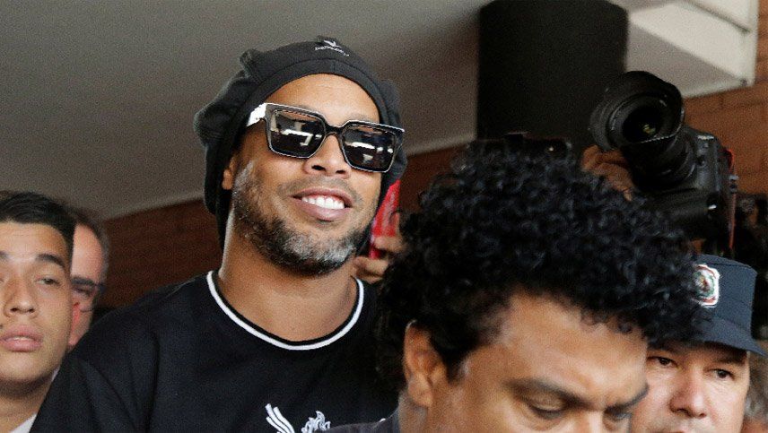 Ronaldinho rompió el silencio: cárcel, fútbol, autógrafos y un golpe muy duro