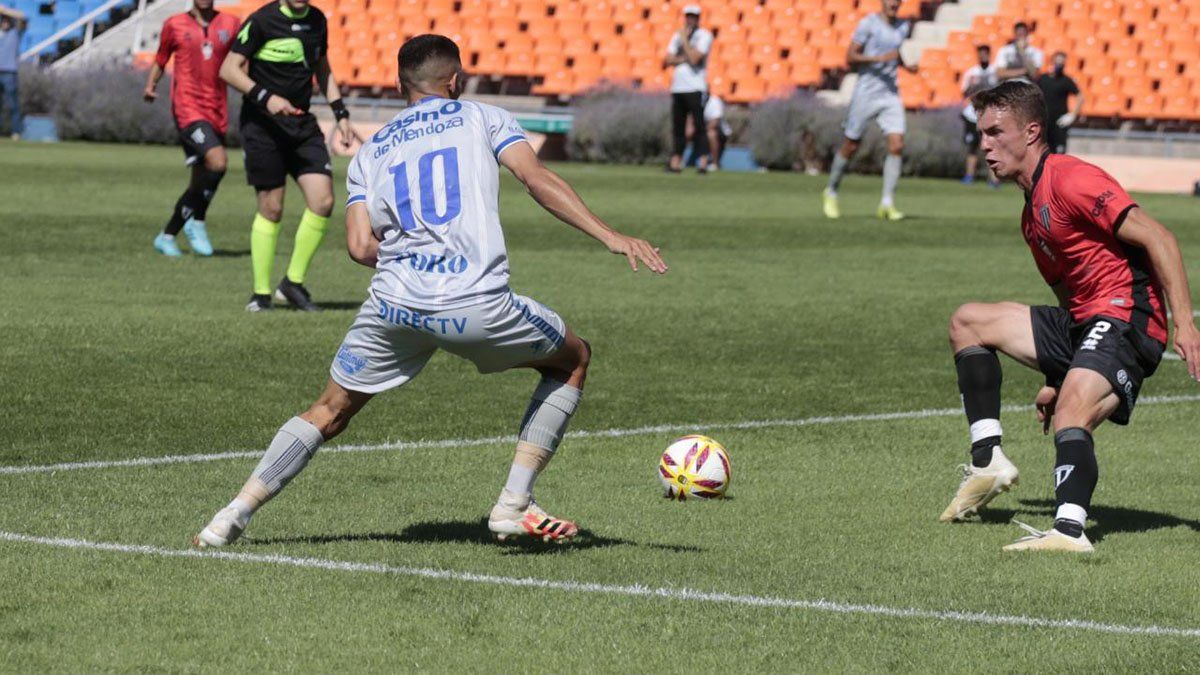 El defensor Brian Alferez en el amistoso ante el Tomba. Foto: gentileza Prensa Godoy Cruz.