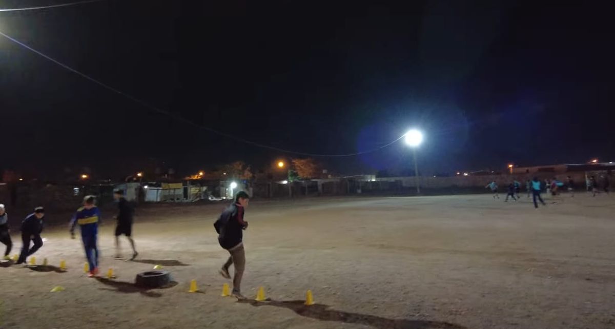 Los vecinos del barrio dijeron que unos 300 niños y jóvenes juegan al fútbol en el playón deportivo del Santa Teresita. Los vecinos del barrio dijeron que unos 300 niños y jóvenes juegan al fútbol en el playón deportivo del Santa Teresita.