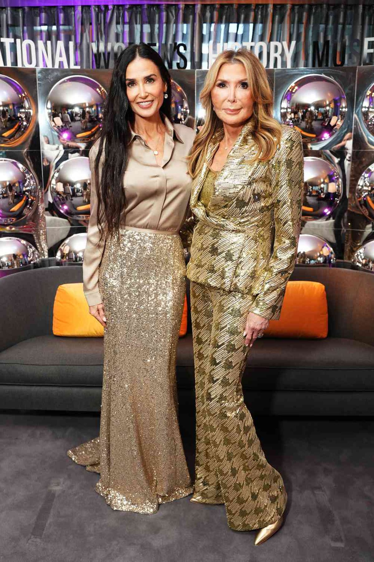 A sus 61 años, Demi Moore confirma que es la reina del shiny en clave ultra XS y ceñida. A sus 61 años, Demi Moore confirma que es la reina del shiny en clave ultra XS y ceñida.