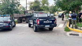 Gran despliegue policial en Godoy Cruz tras una persecución que terminó con 4 detenidos Gran despliegue policial en Godoy Cruz tras una persecución que terminó con 4 detenidos