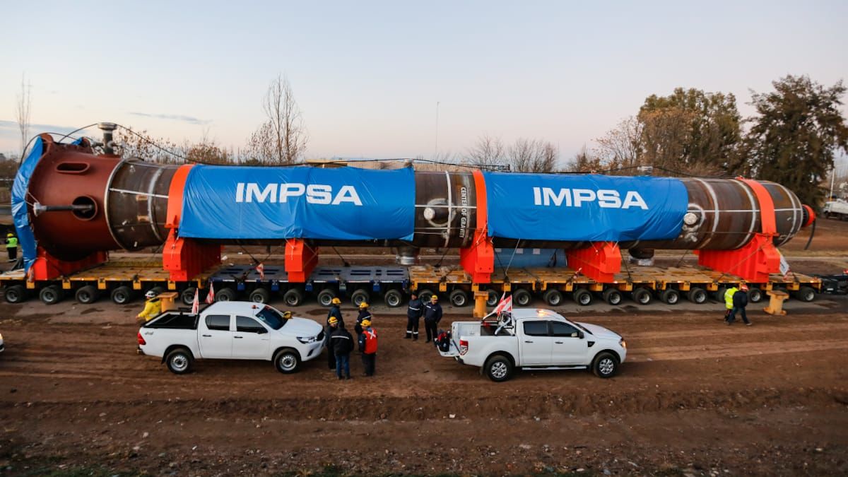 Comenzó el megaoperativo para trasladar el reactor de IMPSA hacia la refinería de Luján.