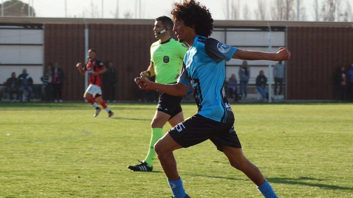 Nicolás Arce sigue vigente con esa gambeta. La gente sigue gozando de su fútbol de potrero.