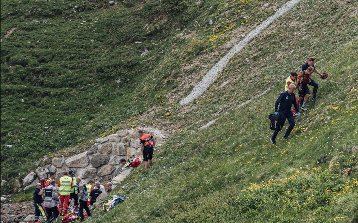 El barranco en el que fue encontrado Gino Mader por los médicos El barranco en el que fue encontrado Gino Mader por los médicos