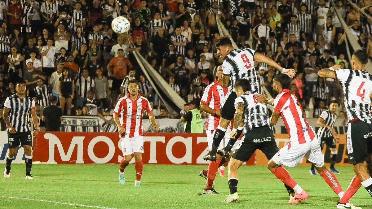  Luis Silba cabeceando en el área de San Martín de Tucumán. Foto: Cristian Lozano