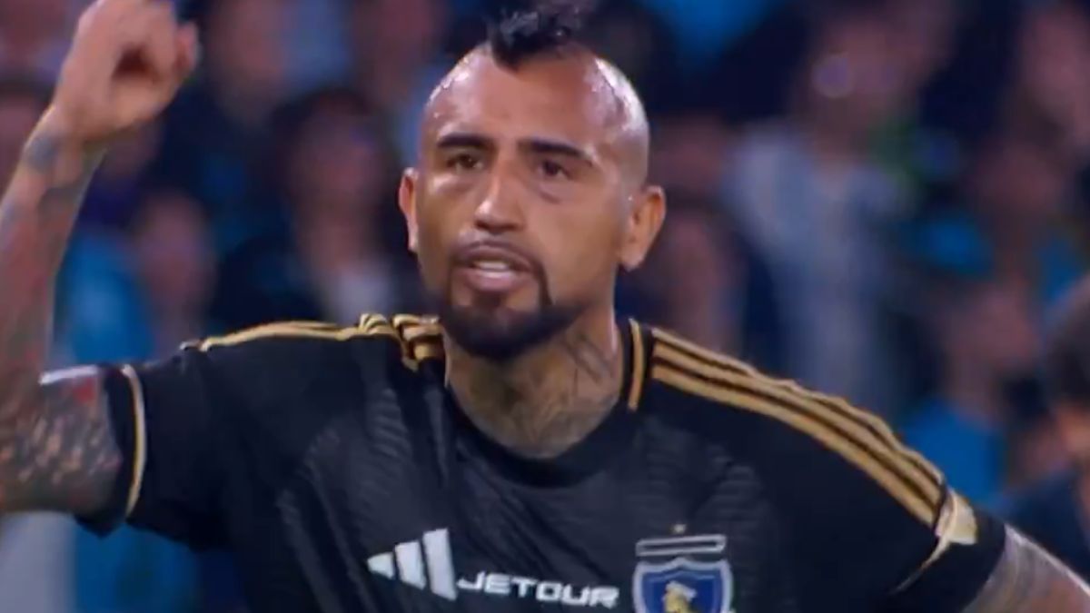 Arturo Vidal se fue expulsado de Racing vs Colo colo por un polémico gesto hacia la hinchada.