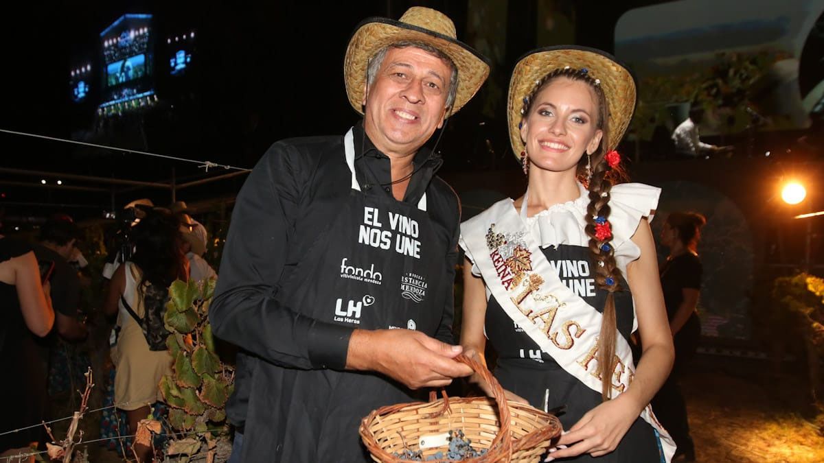 El intendente Daniel Orozco junto a su reina departamental Noelia Moreno Rico.