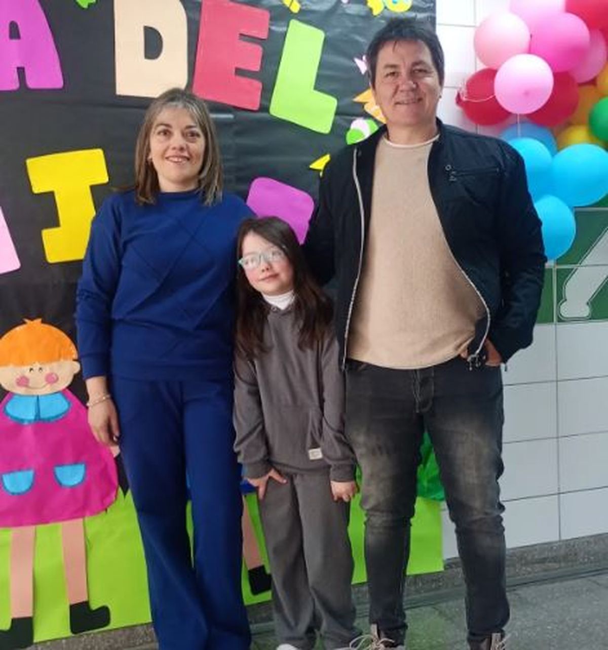 Alfonsina con sus papás, quienes la apoyaron en la decisión de comprar, con sus ahorros, regalos para los niños del Notti