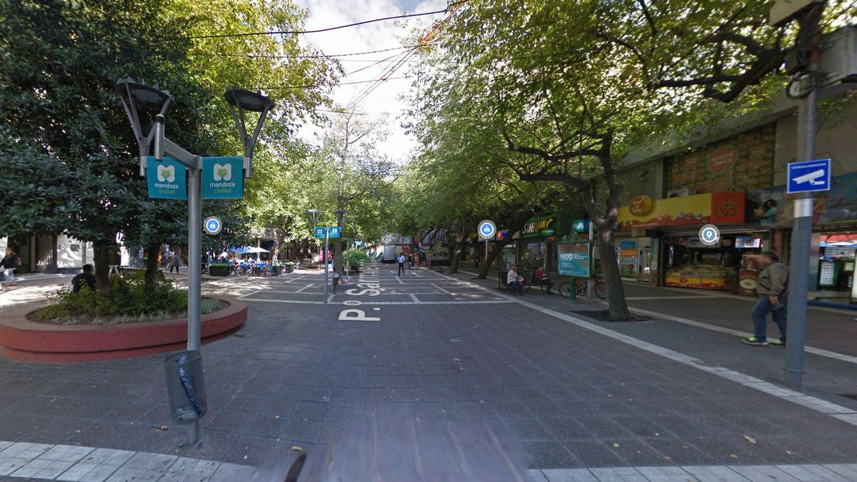 La pelea entre bandas que terminó con un apuñalado ocurrió en peatonal Sarmiento, entre calles Espala y Patricias Mendocinas, de Capital, a dos cuadras de donde se realizaba la Vía Blanca.