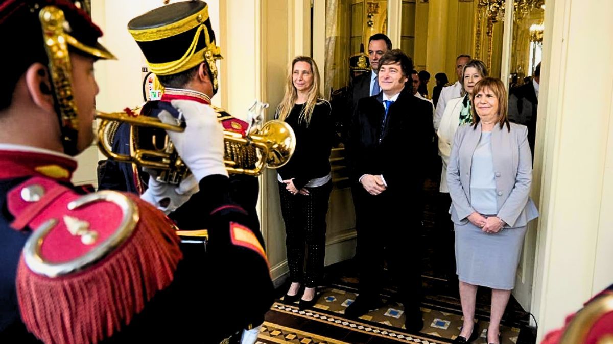 En Casa Rosada y junto a Granaderos, Karina Milei, Manuel Adorni, Javier Milei, Patricia Bullrich y Alejandra Monteoliva. En Casa Rosada y junto a Granaderos, Karina Milei, Manuel Adorni, Javier Milei, Patricia Bullrich y Alejandra Monteoliva.