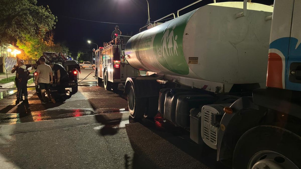 El incendio en la comuna de Santa Rosa se inició en un depósito de Compras y Suministros, presumiblemente por un desperfecto eléctrico. El incendio en la comuna de Santa Rosa se inició en un depósito de Compras y Suministros, presumiblemente por un desperfecto eléctrico.