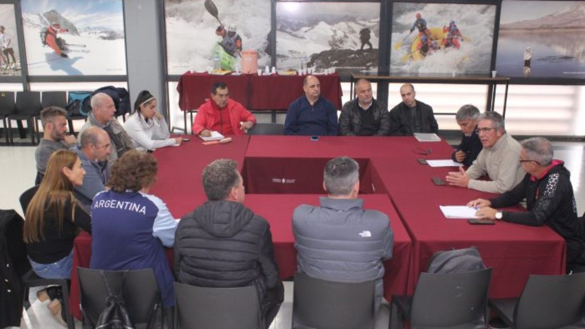 Momento de la presentación del Programa de Desarrollo Deportivo y del Centro de Acondicionamiento Físico en la Subsecretaría de Deportes, con la presencia de los presidentes de las entidades deportivas involucradas. Momento de la presentación del Programa de Desarrollo Deportivo y del Centro de Acondicionamiento Físico en la Subsecretaría de Deportes, con la presencia de los presidentes de las entidades deportivas involucradas.