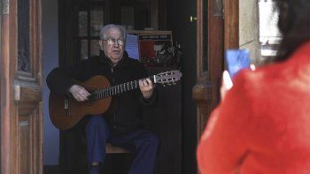 Tata Cedrón, el artista que a sus 81 años regala Canciones al Paso