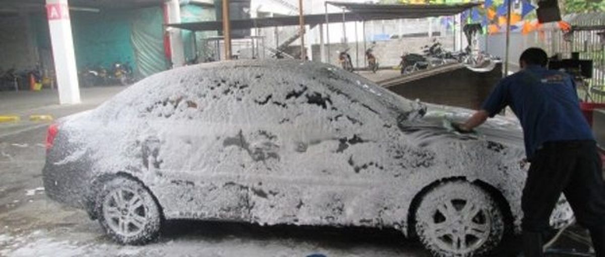 ¡No lo hagas! Llenar de producto a tu auto no es recomendable; se seca y deja marcas. ¡No lo hagas! Llenar de producto a tu auto no es recomendable; se seca y deja marcas.