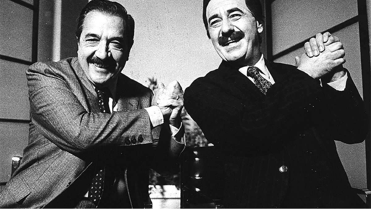 Mario Sapag y el entonces presidente Raúl Alfonsín, en una de sus imitaciones más recordadas.