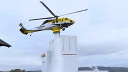 incorporan un helicoptero militar capaz de descargar 4.300 litros de agua para frenar el fuego en el bosque