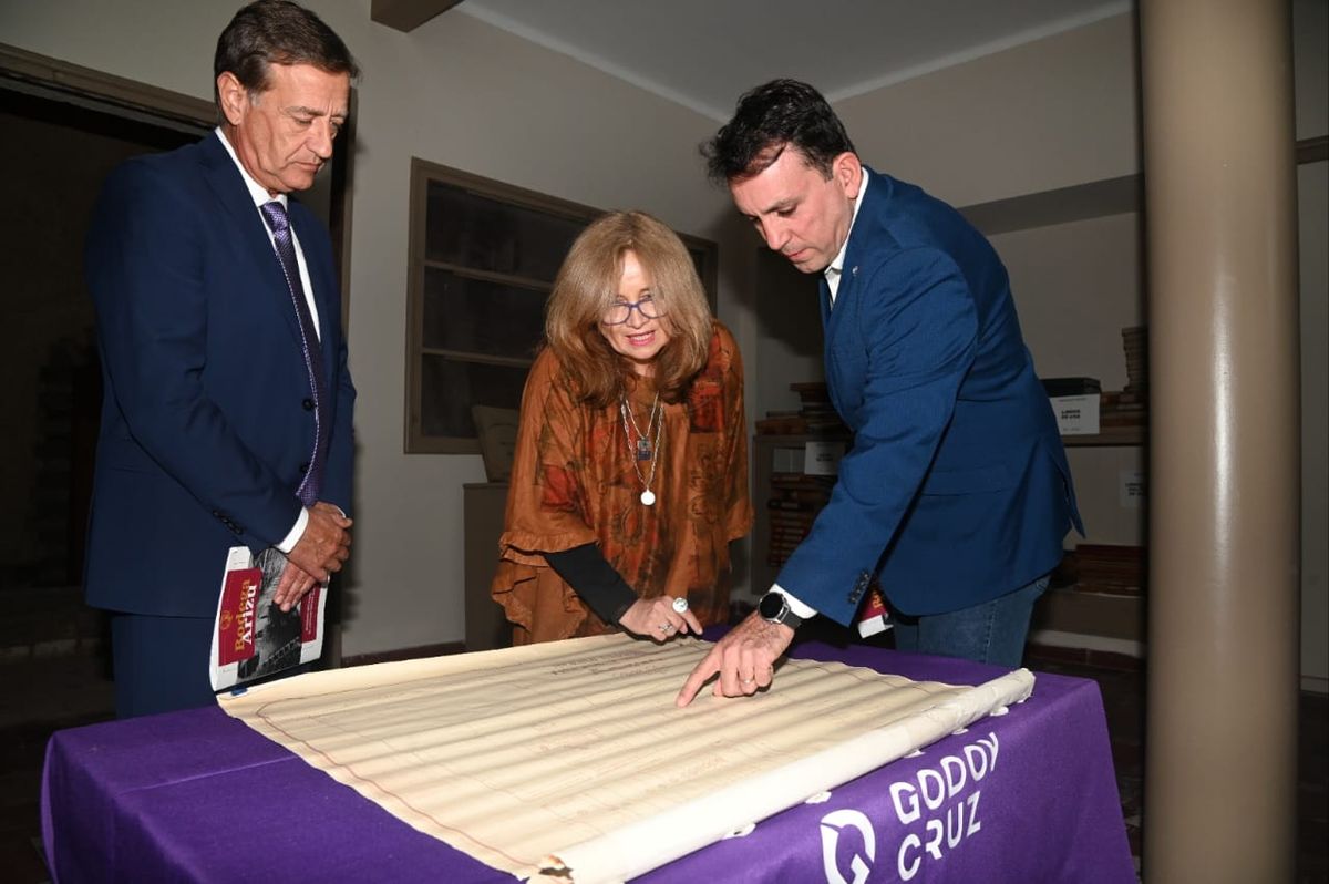 La historiadora Fabiana Mastrángelo explica detalles de los trabajos a Rodolfo Suarez y Tadeo García Zalazar.