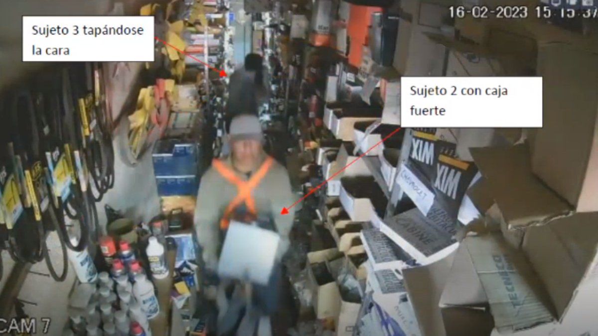 Tras cometer el asesinato, los delincuentes se retiran con la caja fuerte del lugar.