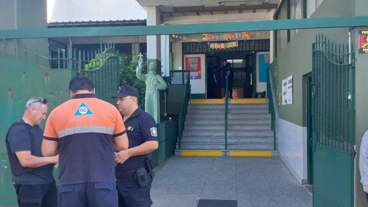 La posibilidad de que hayan introducido un explosivo en una escuela es parte del nuevo plan de manejo de contingencias que armó Mendoza. La posibilidad de que hayan introducido un explosivo en una escuela es parte del nuevo plan de manejo de contingencias que armó Mendoza.