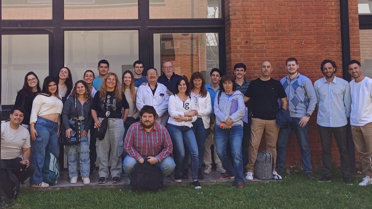 Mariela Maldonado junto al equipo de investigación de la Universidad Tecnológica de La Plata Mariela Maldonado junto al equipo de investigación de la Universidad Tecnológica de La Plata