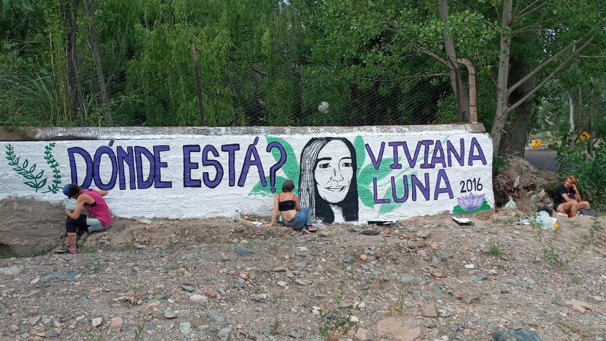Con ayuda de muchos mendocinos, artistas y con un gran esfuerzo, pintaron en Potrerillos un mural con la cara de Viviana Luna.
