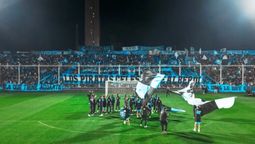 Rompiendo récords. Más de 30 hinchas de Belgrano de Córdoba hicieron una banderazo para apoyar al Pirata antes de la final del Torneo Apertura contra River Plate.