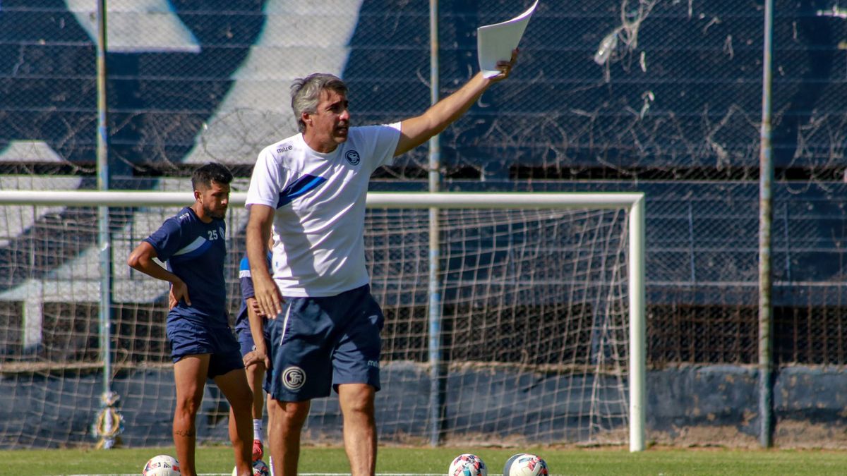 Gabriel Gómez repetiría el equipo de Independiente que le ganó al Lobo para visitar a Ferro.