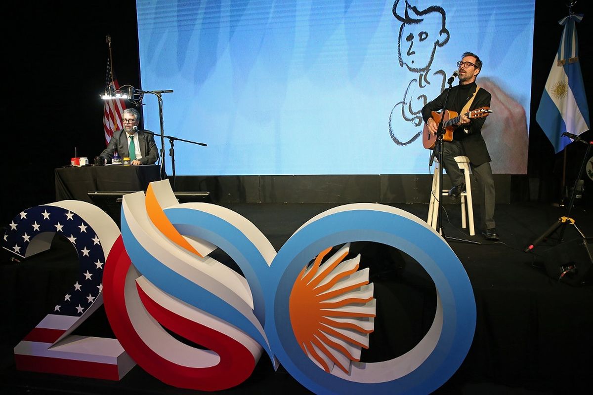 Kevin Johansen y Liniers durante el show que compartieron con alrededor de 1.500 invitados.