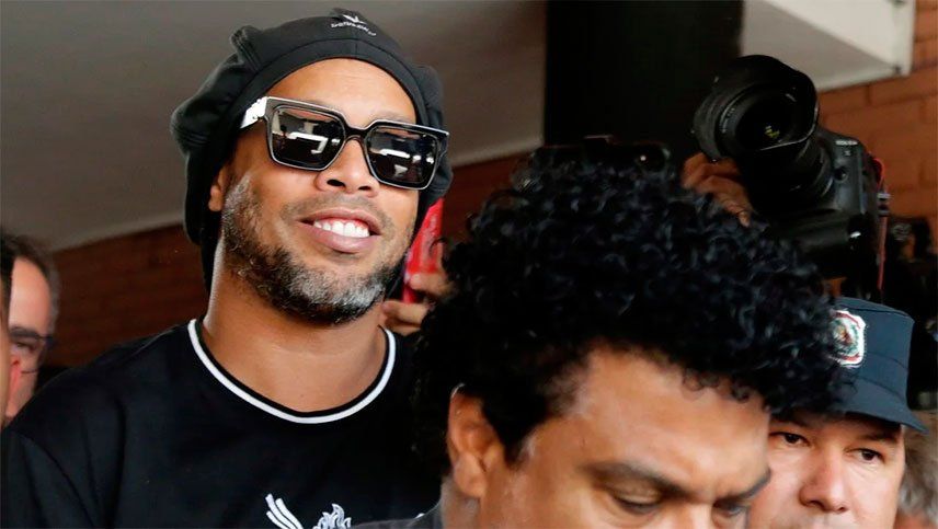 Maradona quiere llevar a Ronaldinho al Lobo platense