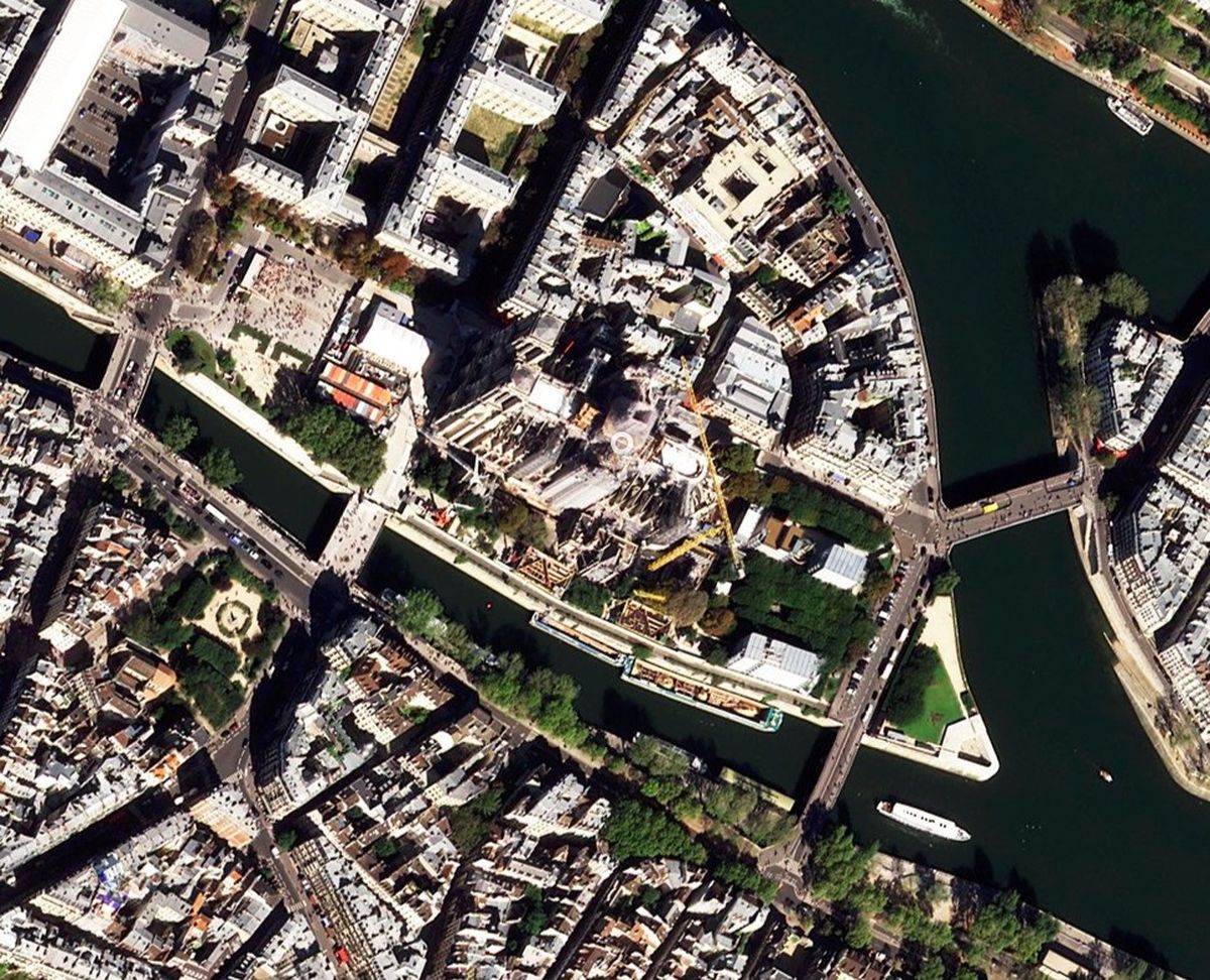 Notre Dame, desde el espacio. Notre Dame, desde el espacio.