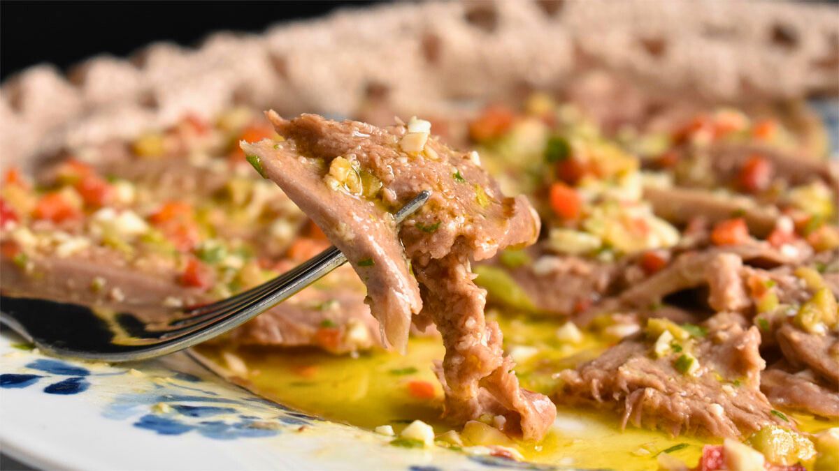 La lengua a la vinagreta es un plato frío que sale espectacular y se hace con una receta bastante barata y rendidora.
