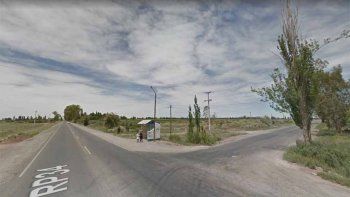 Chocó en su Toyota Corolla y dejó a la zona sin luz al tirar postes eléctricos 