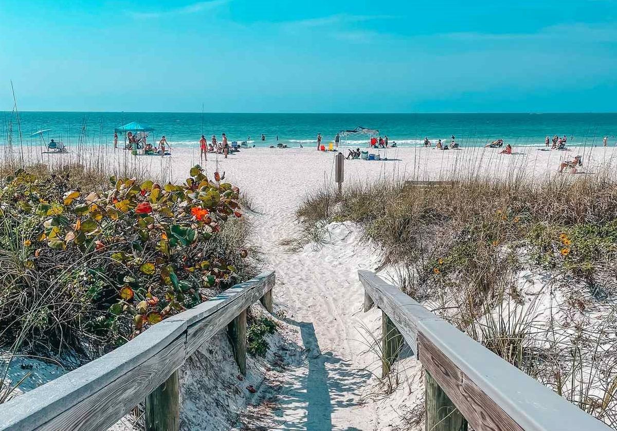 Este pueblo tiene una playa famosa.