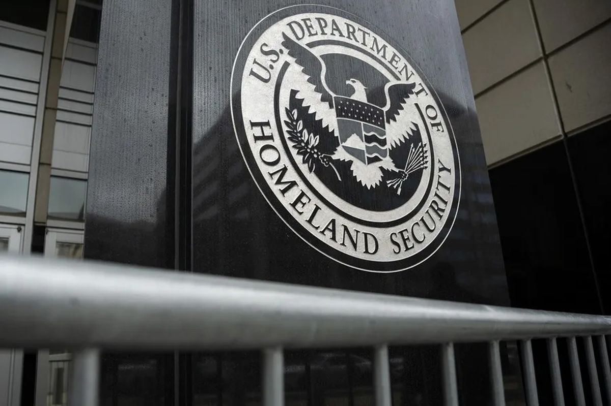 En Estados Unidos, las deportaciones son coordinadas por el Servicio de Inmigración y Control de Aduanas (ICE), que contrata a aerolíneas privadas bajo el programa ICE Air Operations.