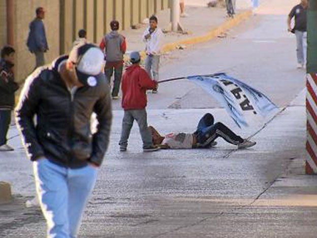 Indignante: el joven que fue arrojado del puente es discapacitado