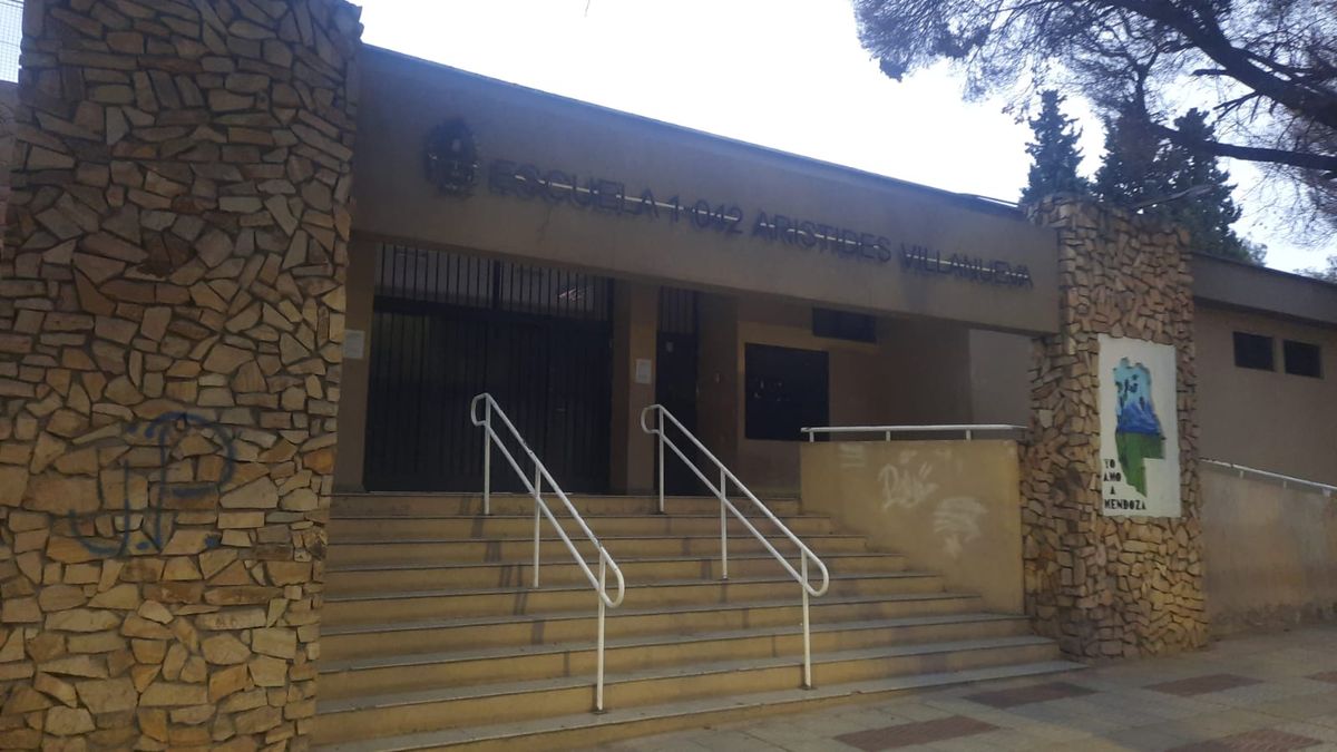 Así se veía la escuela Arístides Villanueva, ubicada en el Centro de Mendoza en la mañana de este martes.