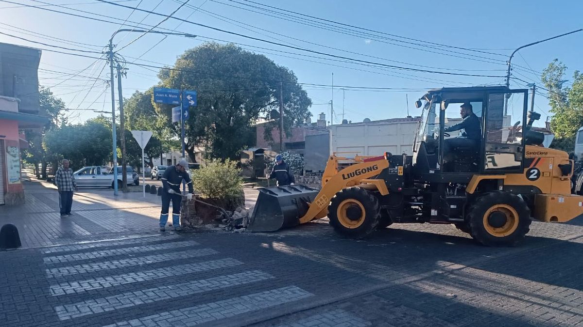 Con una máquina, personal de Maipú levantó los escombros que dejó un conductor alcoholizado tras chocar en calles Maza y Roca. Con una máquina, personal de Maipú levantó los escombros que dejó un conductor alcoholizado tras chocar en calles Maza y Roca.