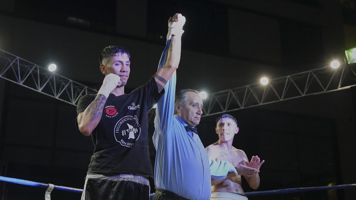 Debut con triunfo antes del límite. Brian Daniel Badillo sacó en el segundo round a Martín Garay.
