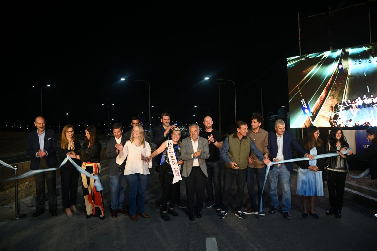 El corte de cintas con la participaci&oacute;n de autoridades, la Reina de las Vertientes y hasta el ex gobernador Rodolfo Suarez.