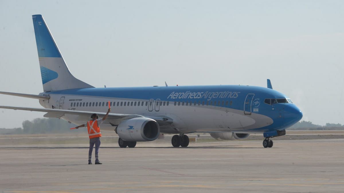 Hubo que cambiar de avión para hacer el primer vuelo a Mendoza. Foto: Martín Pravata