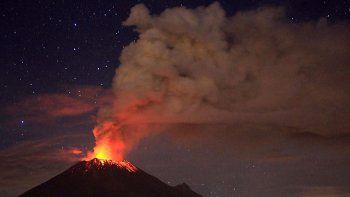 El volcán Popocatépetl lanzó cenizas y obligó a cerrar un aeropuerto en México