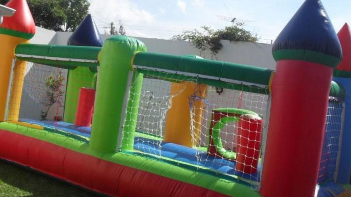 El niño jugaba dentro del pelotero cuando este se elevó unos 3 metros por una fuerte ráfaga de viento durante un cumpleaños, en Salta, y se encuentra en grave estado