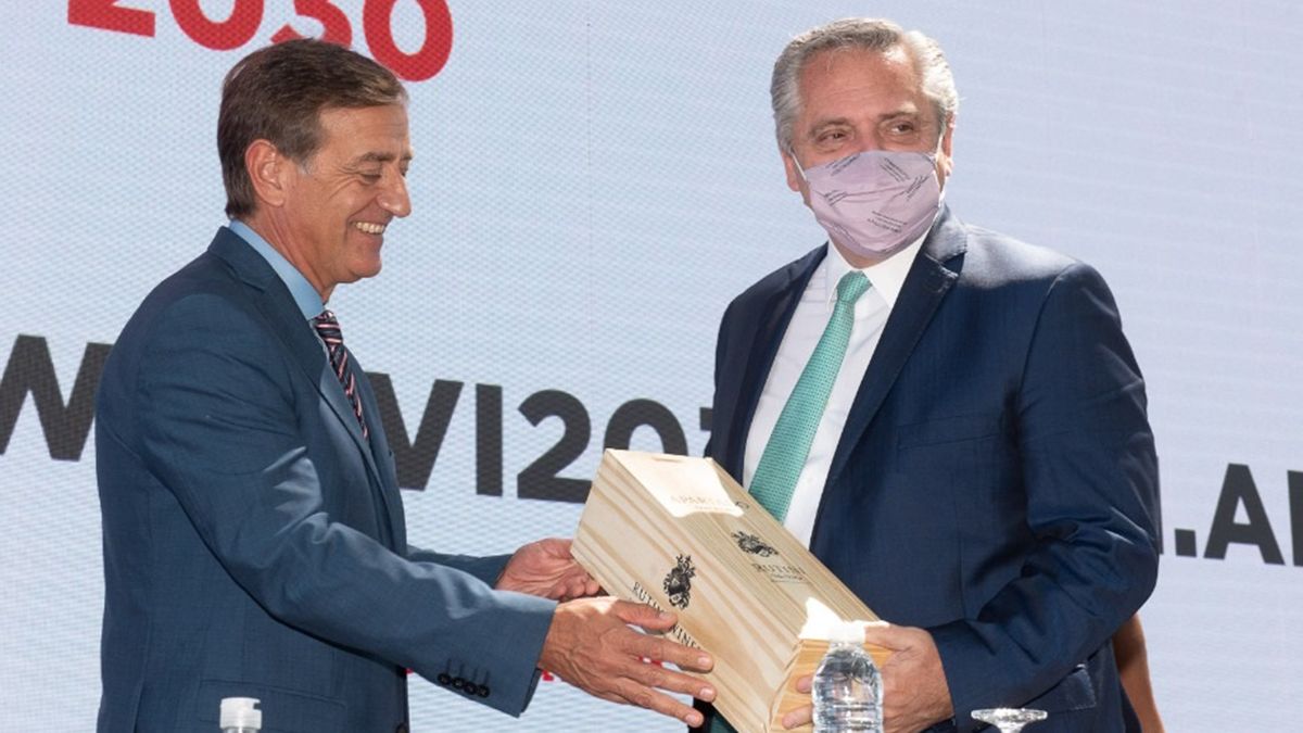 Alberto Fernández saludó a la militancia cuando salió de la IV Brigada Aérea y aseguró que su relación con el gobernador Rodolfo Suarez es muy buena.