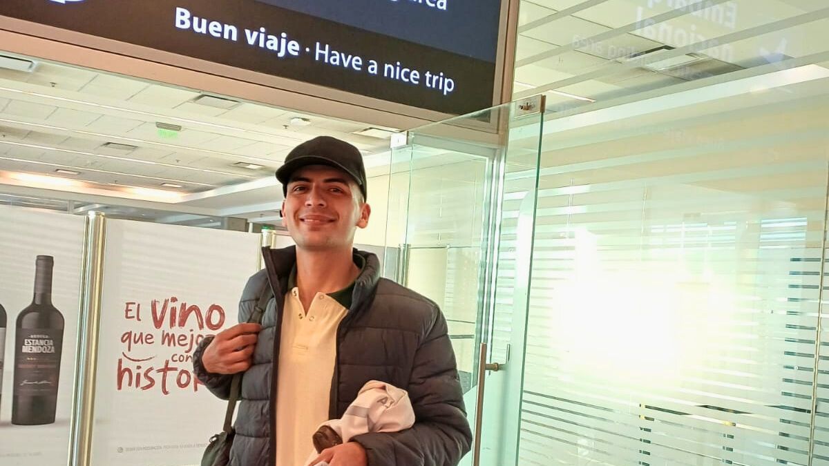 Orgullo de profesoras y familiares, que fueron a despedir a Luciano Galván al aeropuerto. Orgullo de profesoras y familiares, que fueron a despedir a Luciano Galván al aeropuerto.