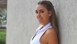 Floppy Tesouro confirma que es la reina del hilo dental en clave print batik y anticipa el verano