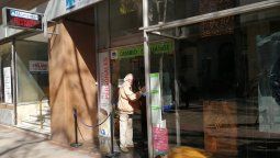 Con el cepo al dólar, todavía ninguna entidad opera. Mientras los arbolitos lo venden a $145