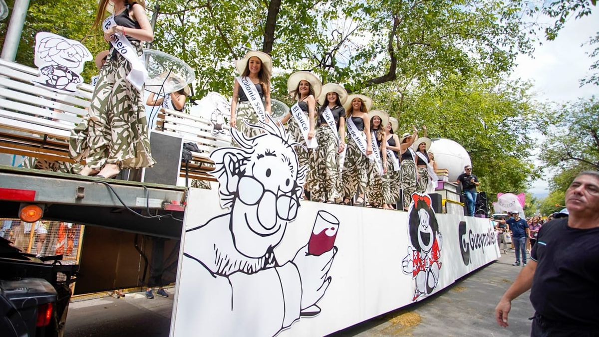 El carro de Guaymallén homenajeó a Quino, el creador de Mafalda.